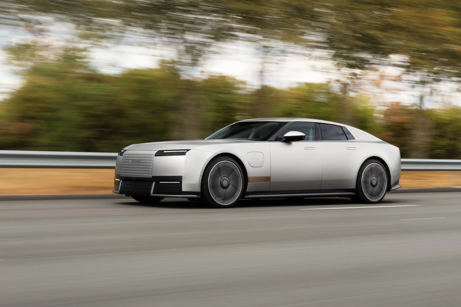 Tohle je on! Kontroverzní elektrický Jaguar Type 01 se světu ukázal v&nbsp;New Yorku