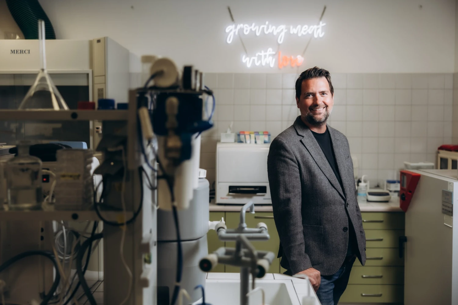 Maso, které zaujalo i svět kosmetiky. Na návštěvě laboratoře, kde pěstují vepřové