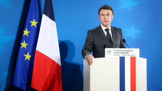 Ve Francii odstartovaly rozsáhlé protesty. Macron vyzývá ke klidu, úřady se obávají násilí