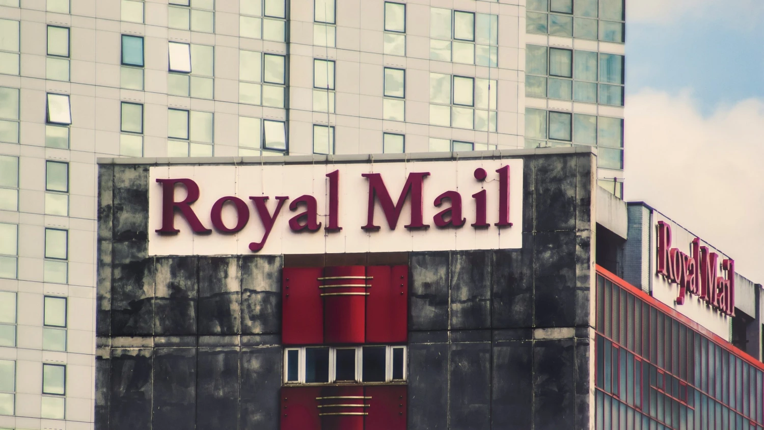 Royal Mail Daniela Křetínského čekají škrty. Do konce příštího roku zruší až 2500 míst