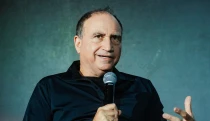 Vědu čeká změna. Musíme si klást větší otázky, říká klíčový muž Googlu Matias