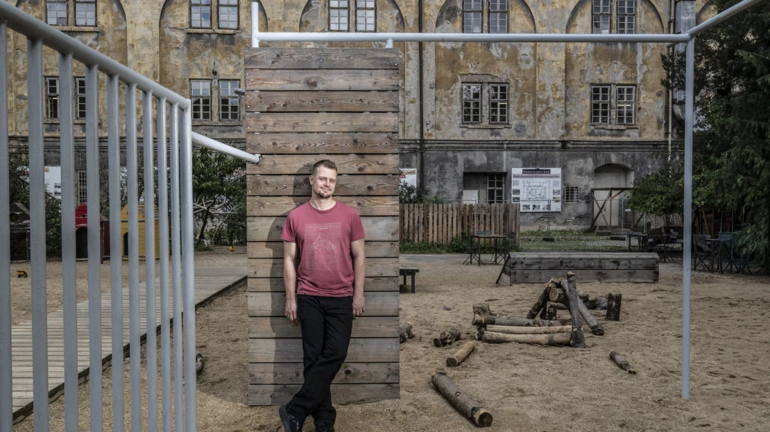 Ranní výběr: O&nbsp;českých satelitních věštcích a&nbsp;pozoruhodném českém AI mágovi