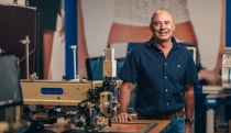 Z Boskovic do Hermès i NASA. Anita B drží při životě evropskou výrobu šicích strojů
