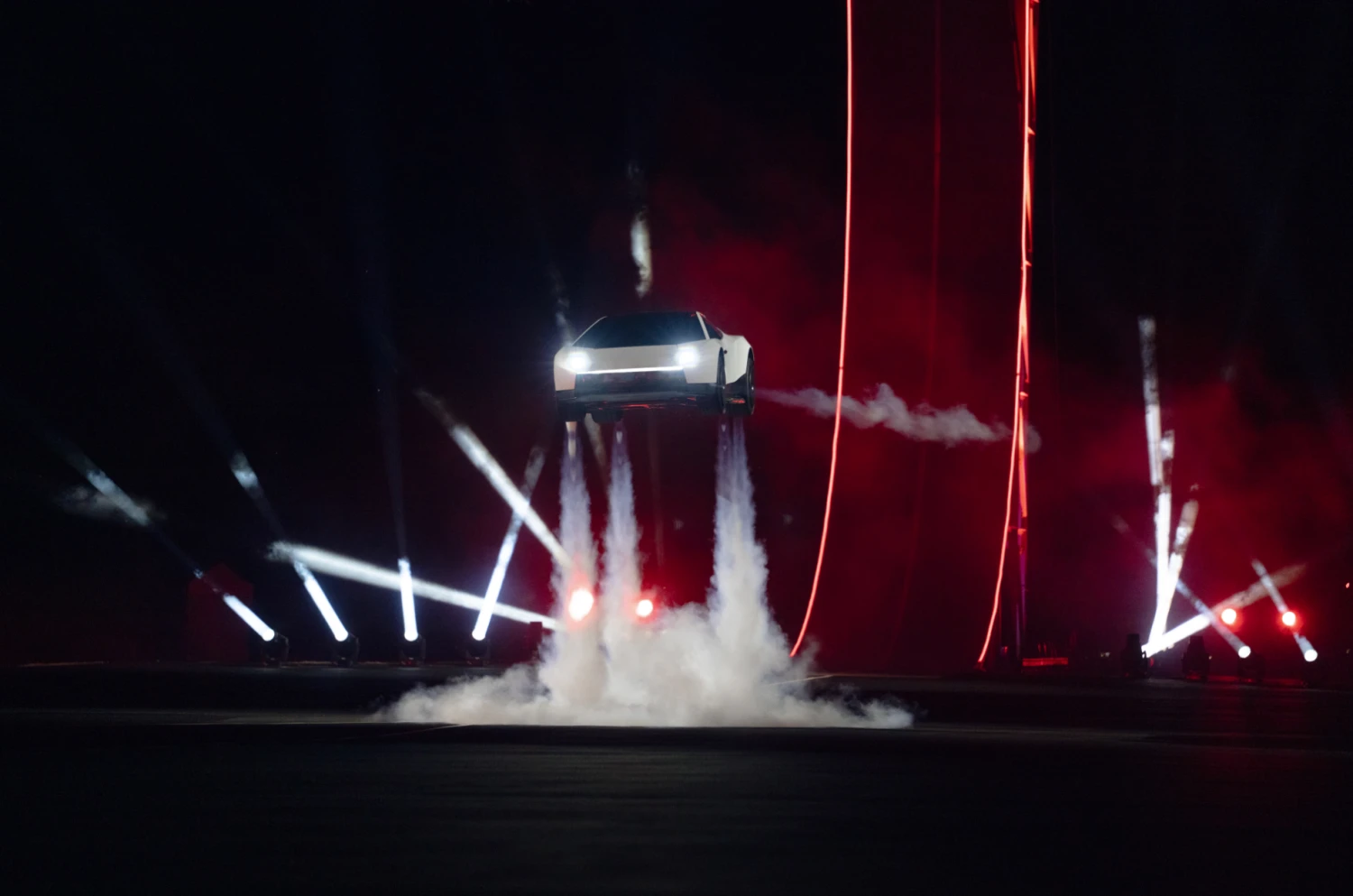 Tesla Roadster létá díky tryskám na vzduch a k silnici je přilepená jako vysavač