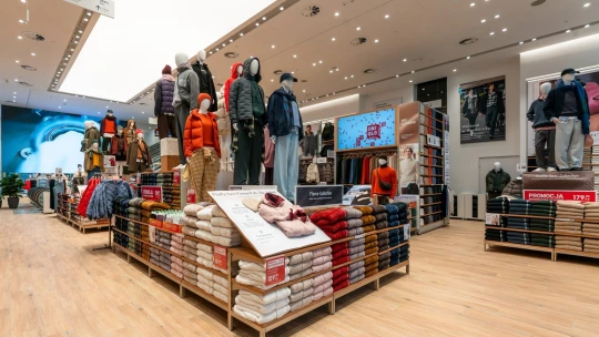 Ranní výběr: Japonské Uniqlo ukazuje, co se líbí světu. Roste a&nbsp;míří do Česka