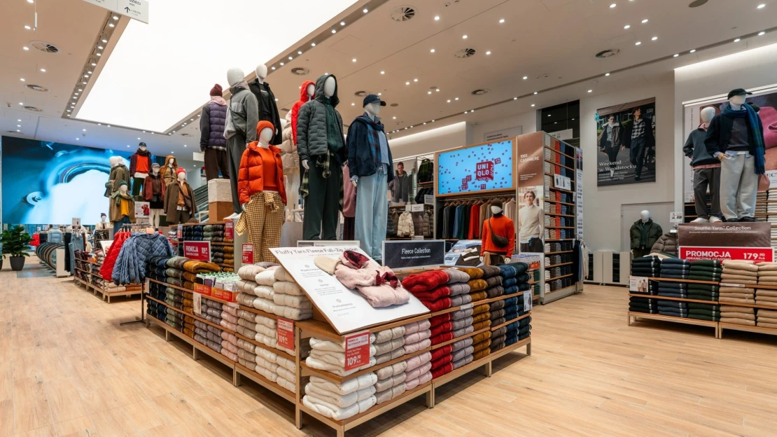 Ranní výběr: Japonské Uniqlo ukazuje, co se líbí světu. Roste a&nbsp;míří do Česka