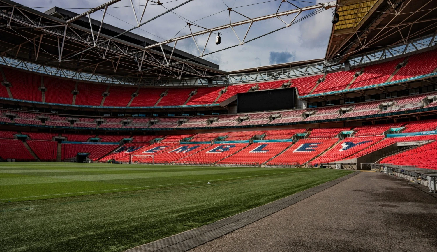Ve dne fotbalový chrám, večer pódium pro hvězdy. Jak vydělává legendární Wembley?
