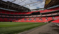Ve dne fotbalový chrám, večer pódium pro hvězdy. Jak vydělává legendární Wembley?